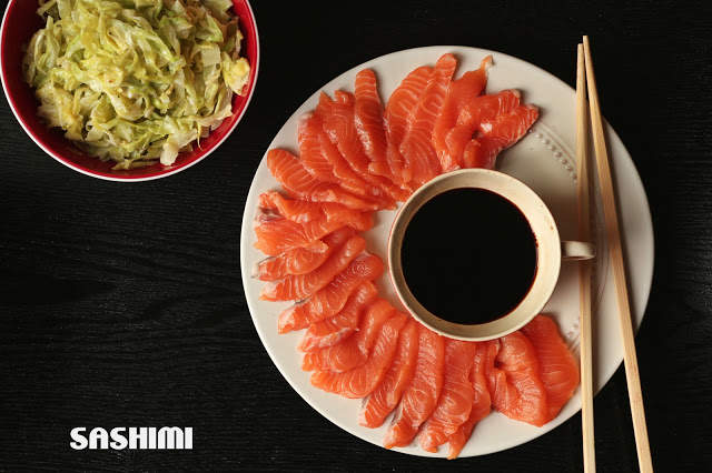 Sashimi de salmão com couve salteada