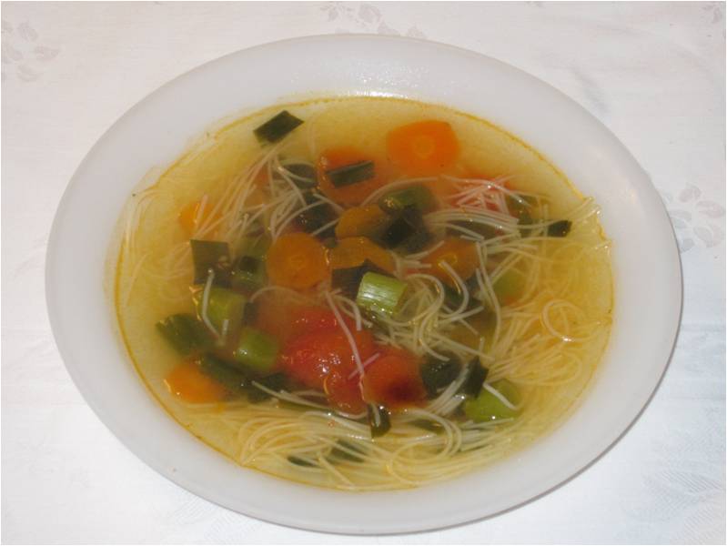 Sopa rápida de noodles de arroz e vegetais