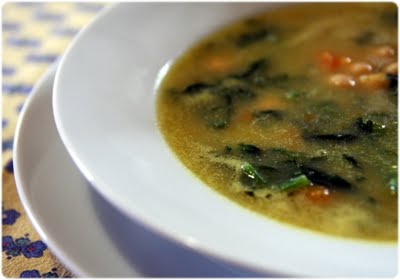 Sopa de legumes com grão-de-bico e espinafres
