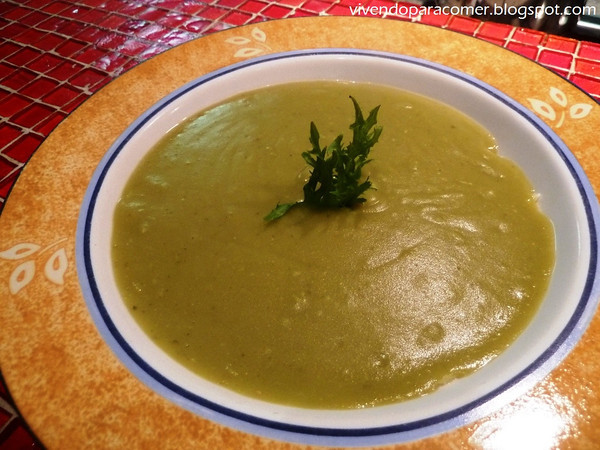 Sopa de ervilha com hortelã