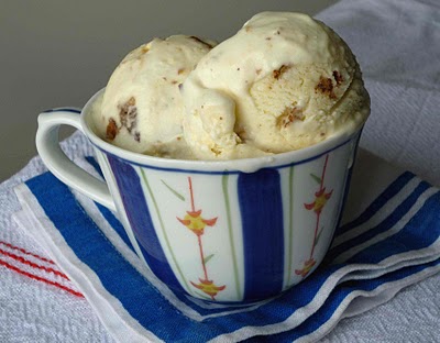 sorvete de chocolate branco com pecãs caramelizadas