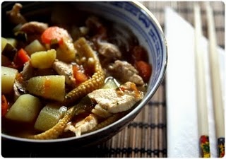 Sopa de frango e vegetais à tailandesa