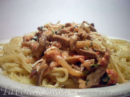 Spaghetti com Carne e Requeijão Cremoso