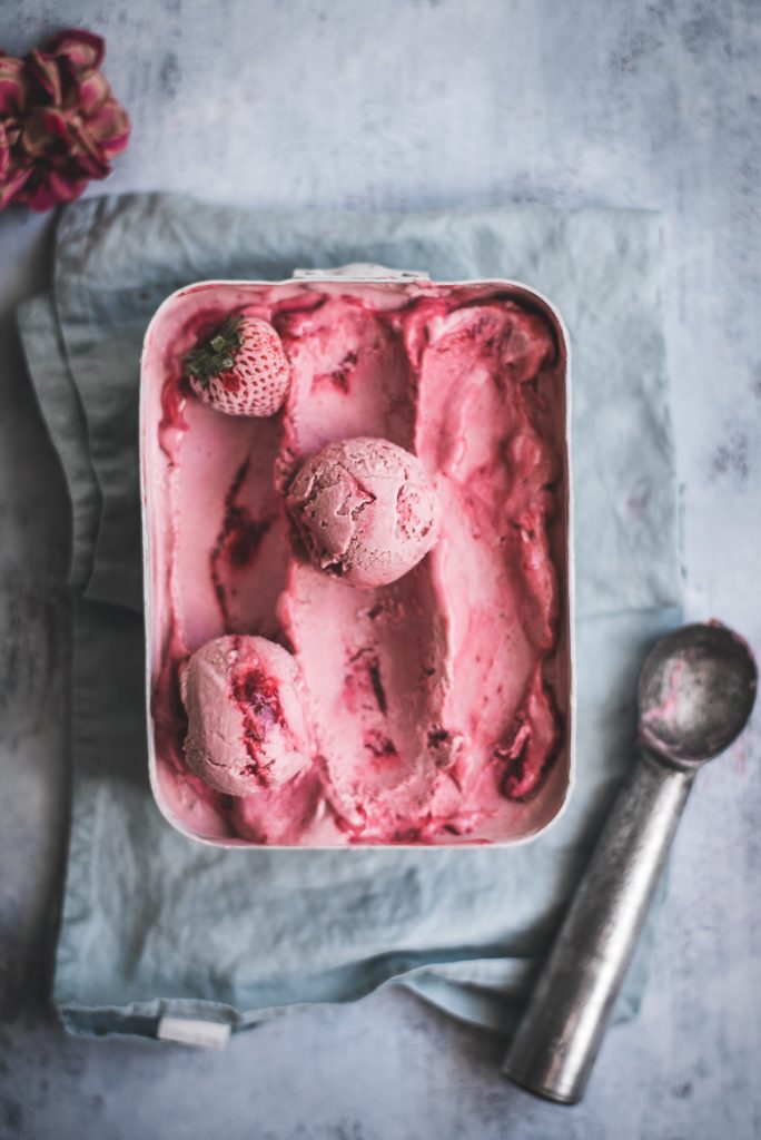 Gelado vegan de morango e hibisco // Strawberry hibiscus vegan ice cream