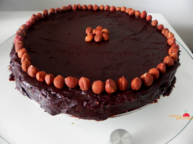Uma torta de chocolate com avelãs e niver do marido